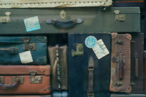 Des valises bien lourdes. Source : Unsplash