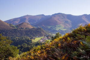 Vue sur le village de Bidarray Pays Basque depuis la boucle de l'Harriondi