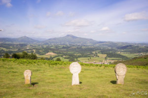 Steles basques devant La Rhune et le village d'Ainhoa