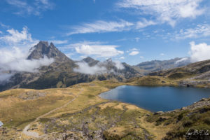 Le lac Roumassot avec le pic du Midi d'Ossau en fond