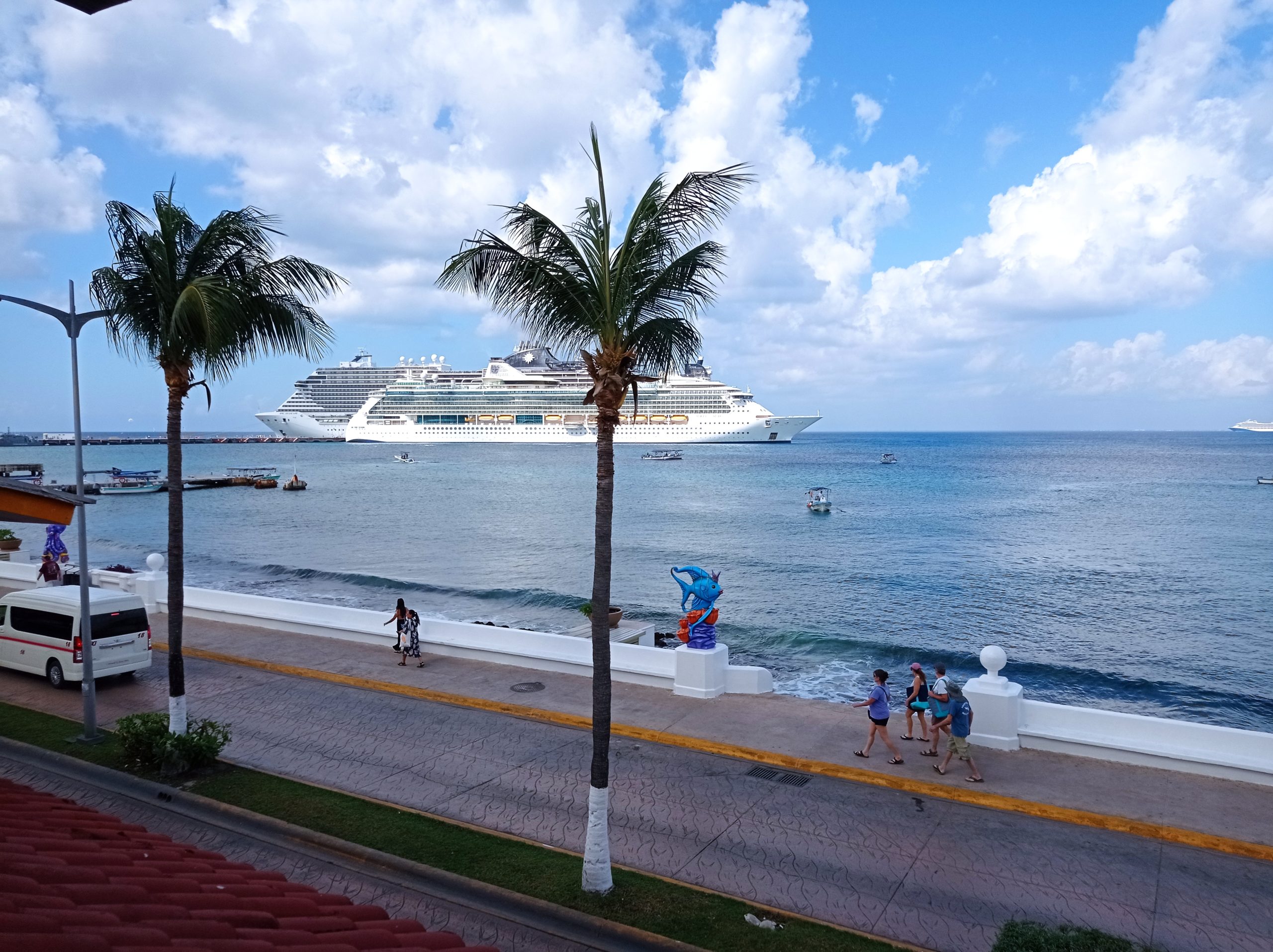 Bateaux de croisiere a quai a Cozumel