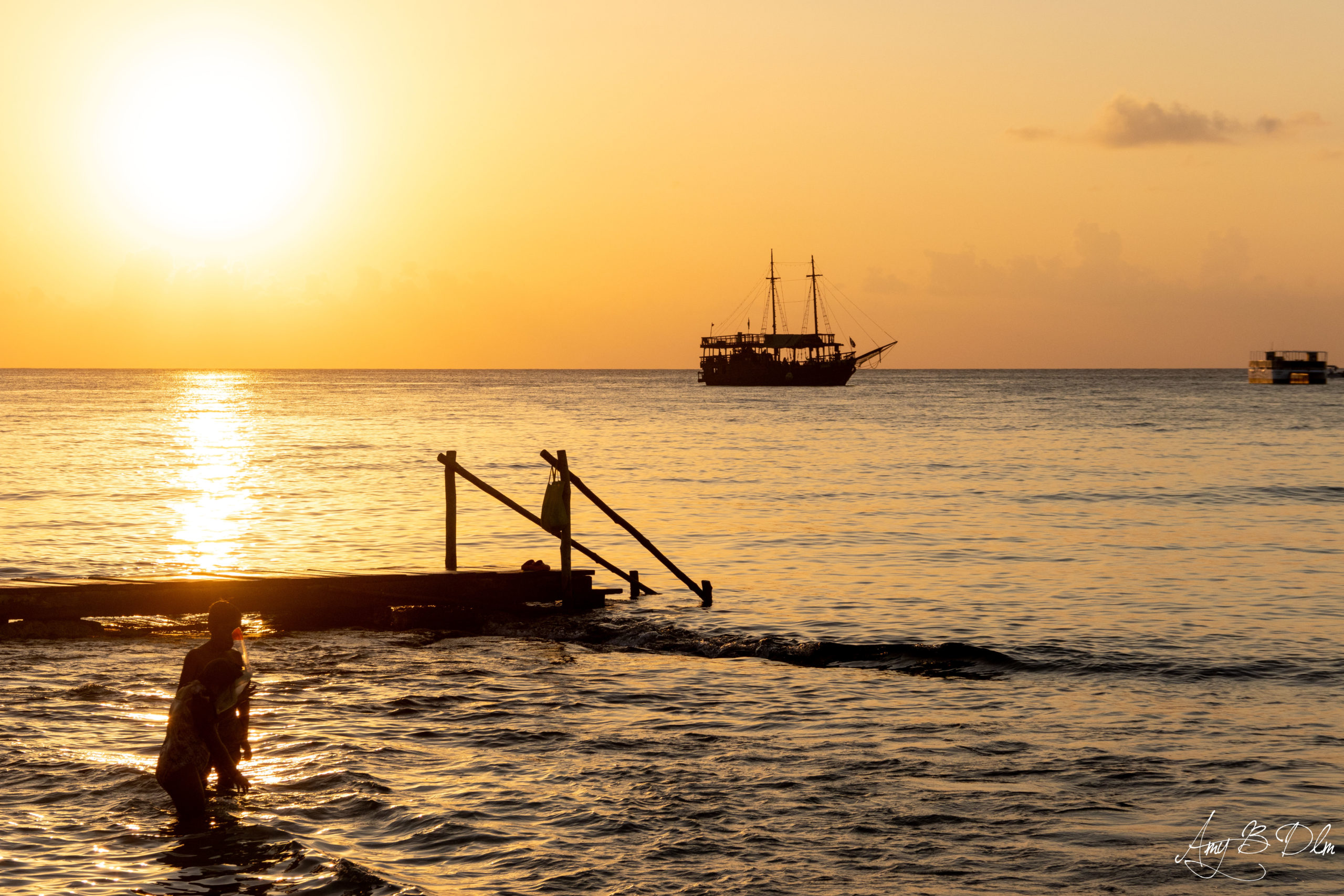 Vue sur le soleil couchant depuis la cote ouest de Cozumel