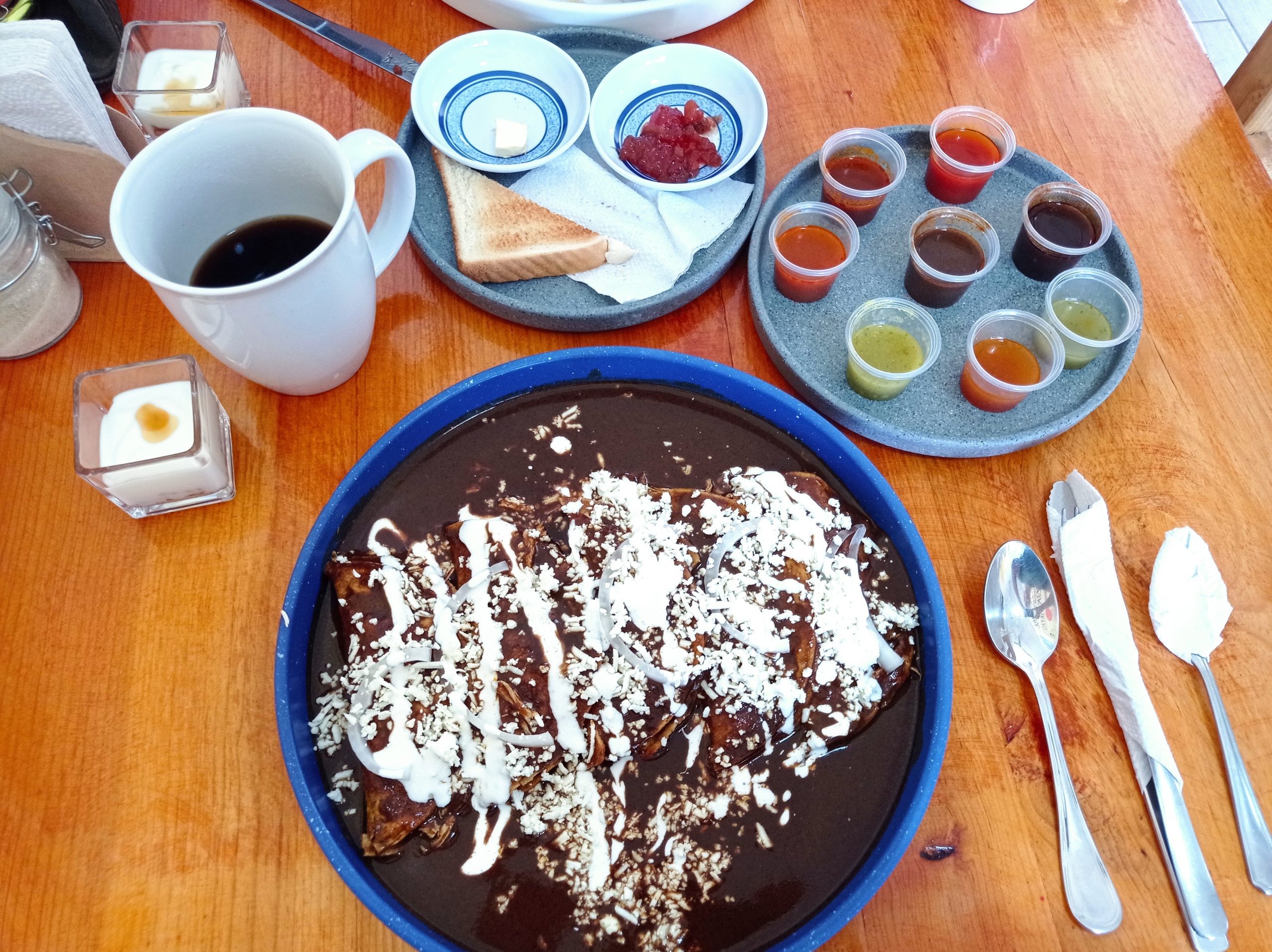 Petit-déjeuner complet à la mexicaine : café à volonté, toasts et enmoladas (tortillas enrobées de sauce "mole")