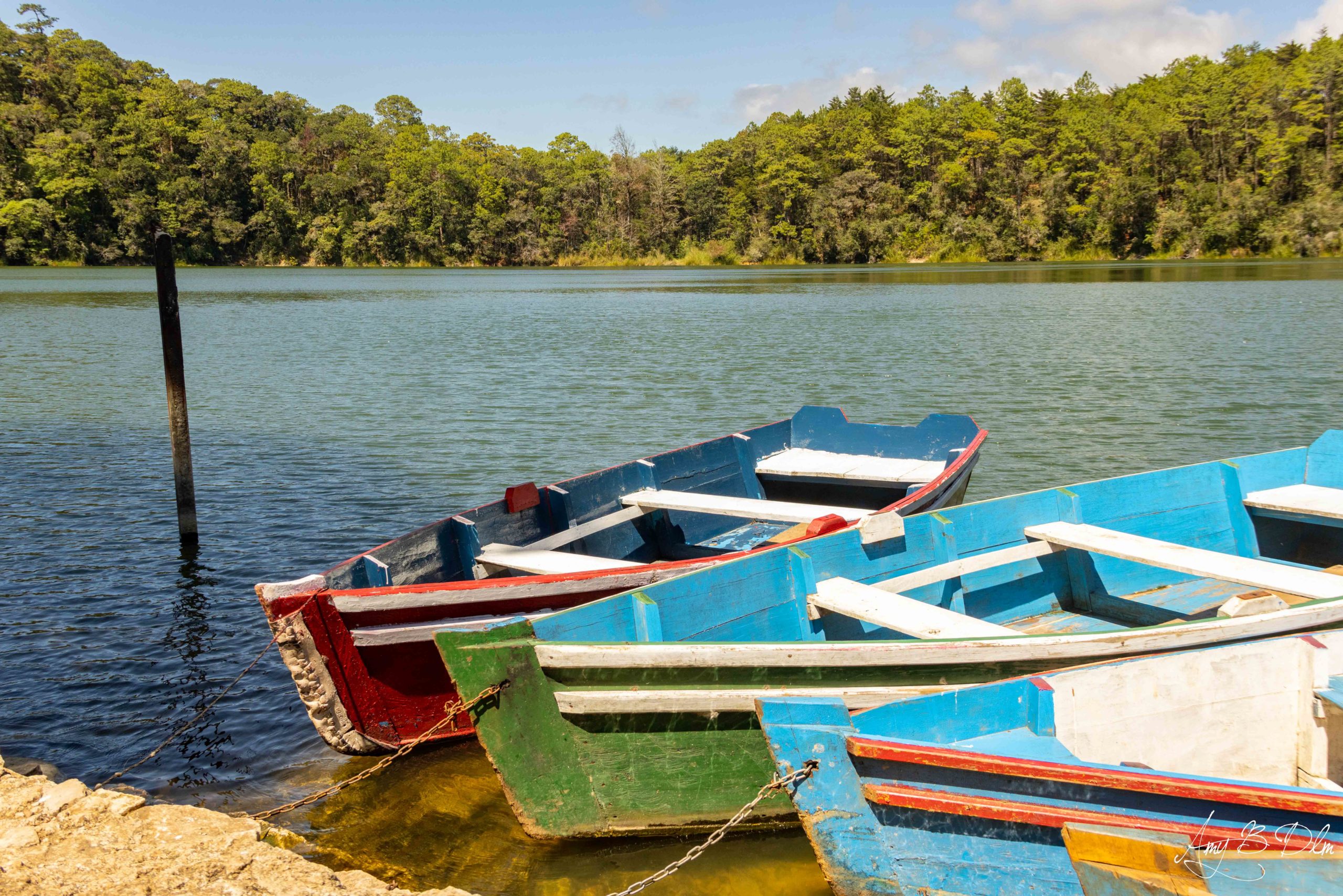 Bateaux sur la laguna encantada dans le parc des lagos de montebello