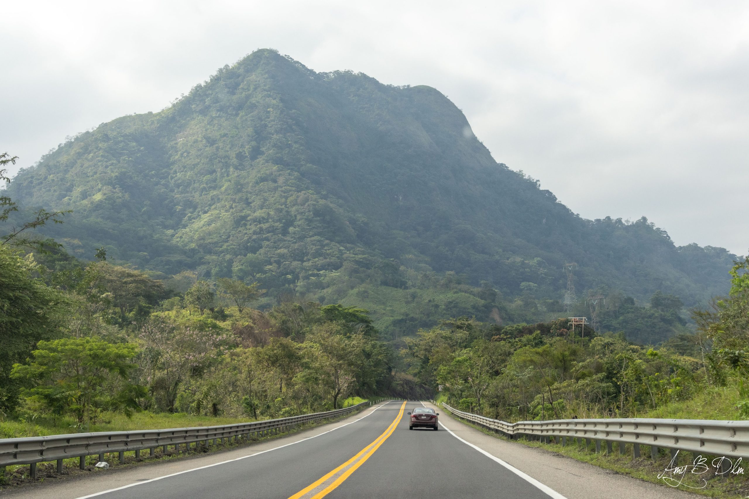 Voiture sur une autoroute dans le chiapas au mexique