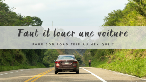 Une voiture sur une route au mexique