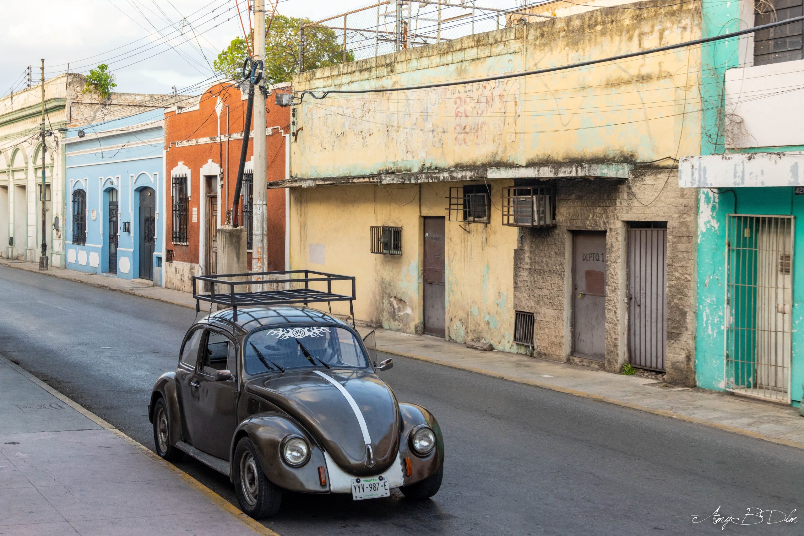 Une coccinelle dans les rues colorees de merida au mexique