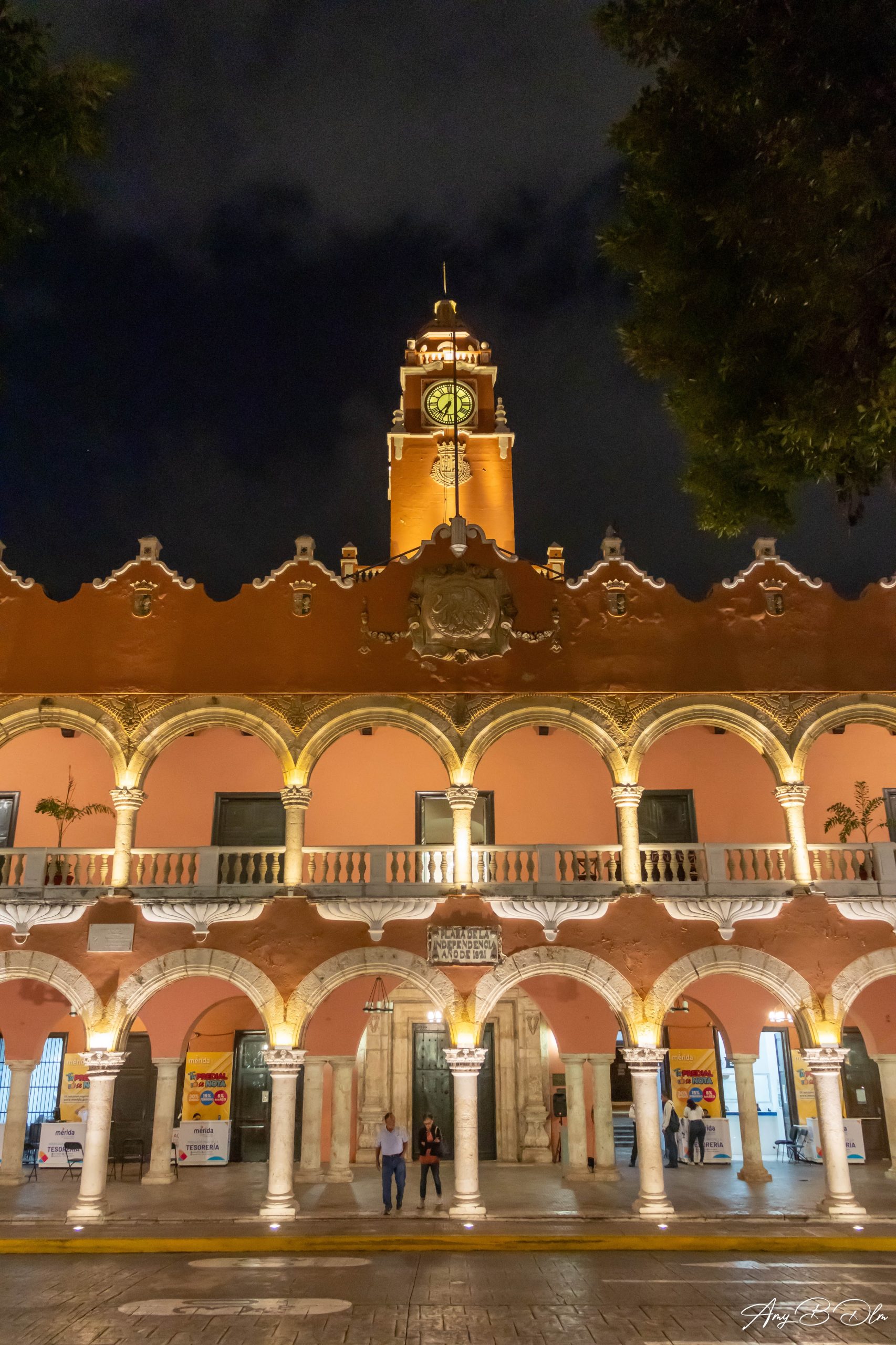 les arcades de la place principale de merida au mexique