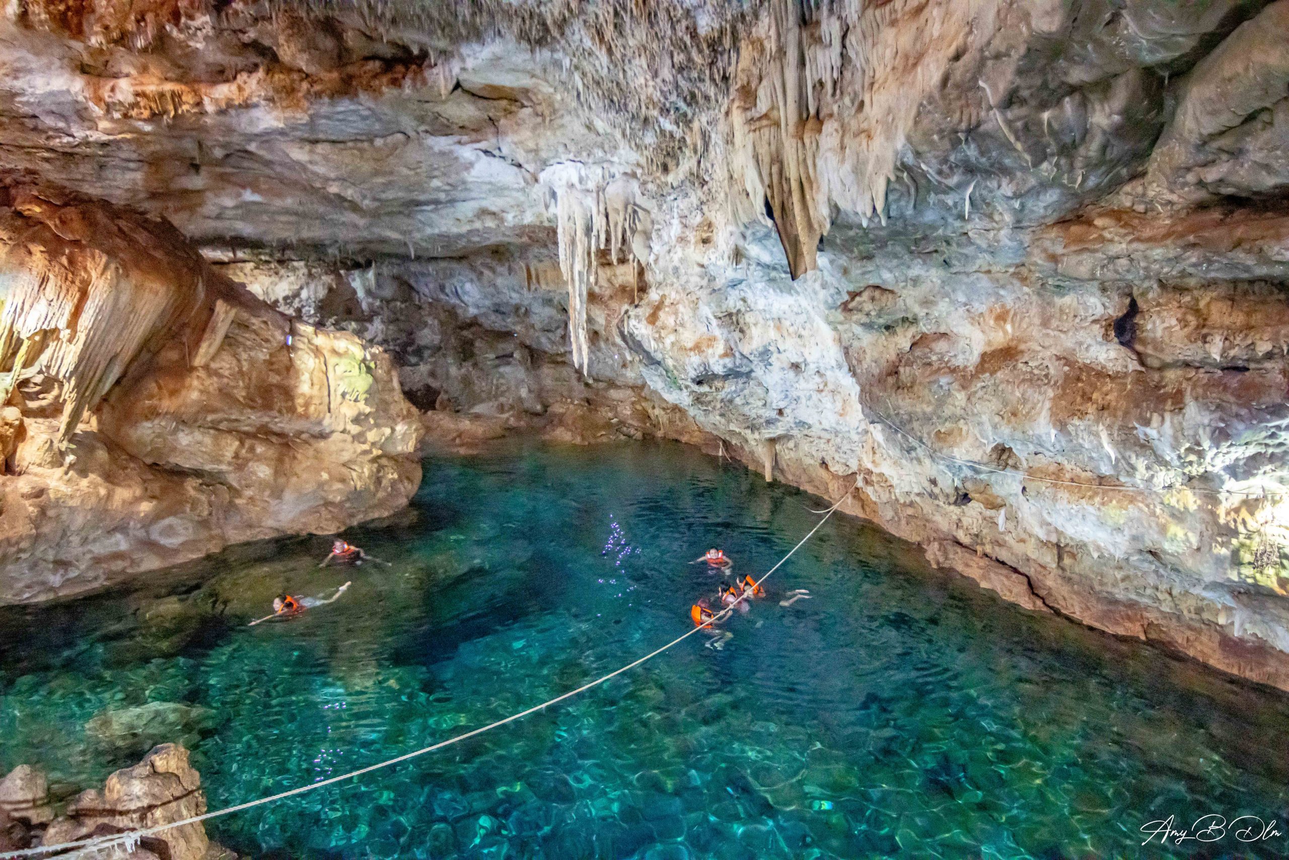 Personnes qui se baignent dans un cenote souterrain au Mexique