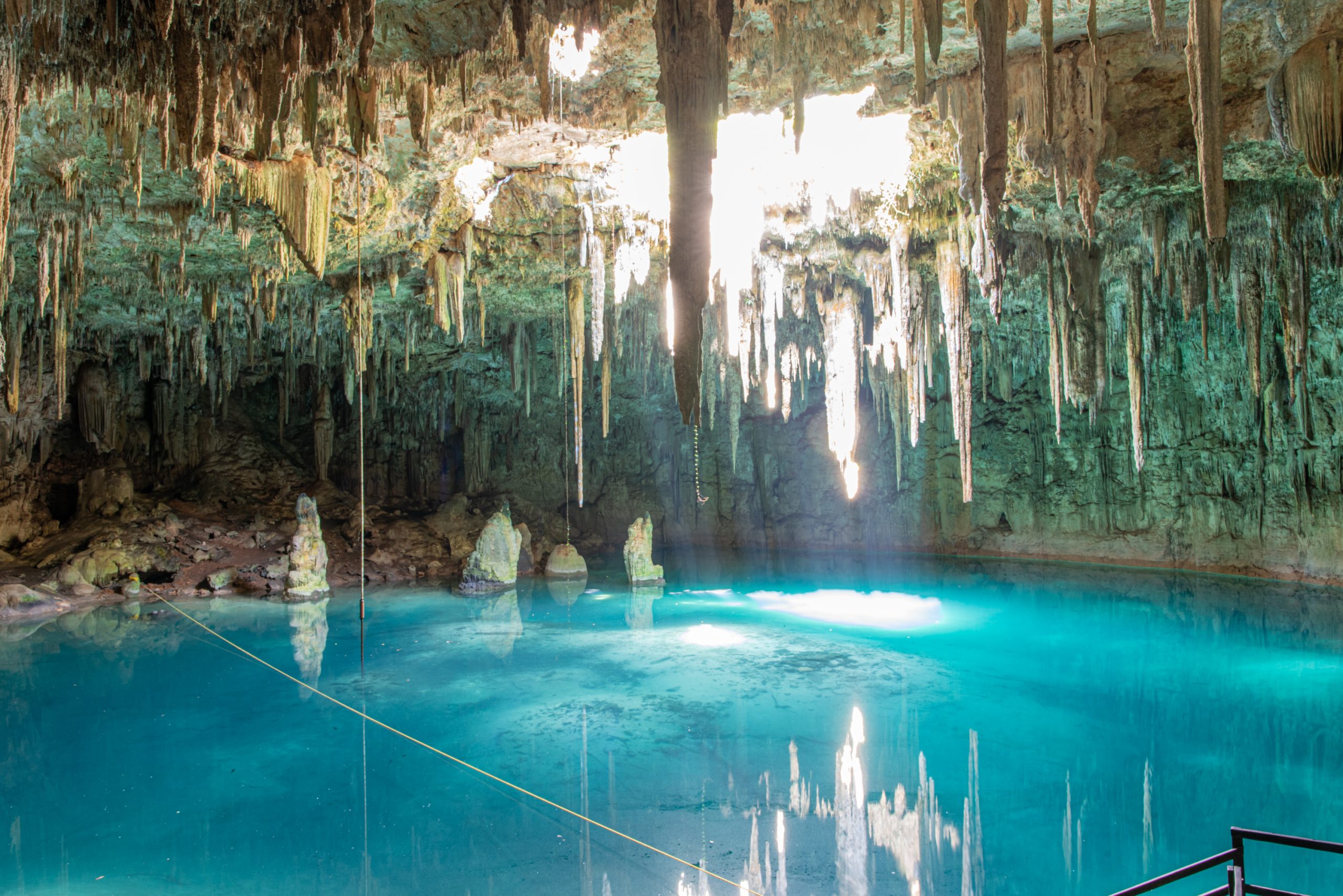 Cenote souterrain avec une petite ouverture