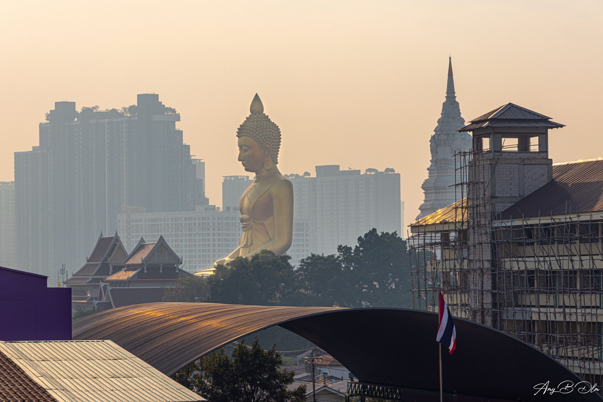Skyline de Bangkok depuis thon buri avec la statue geante de bouddha