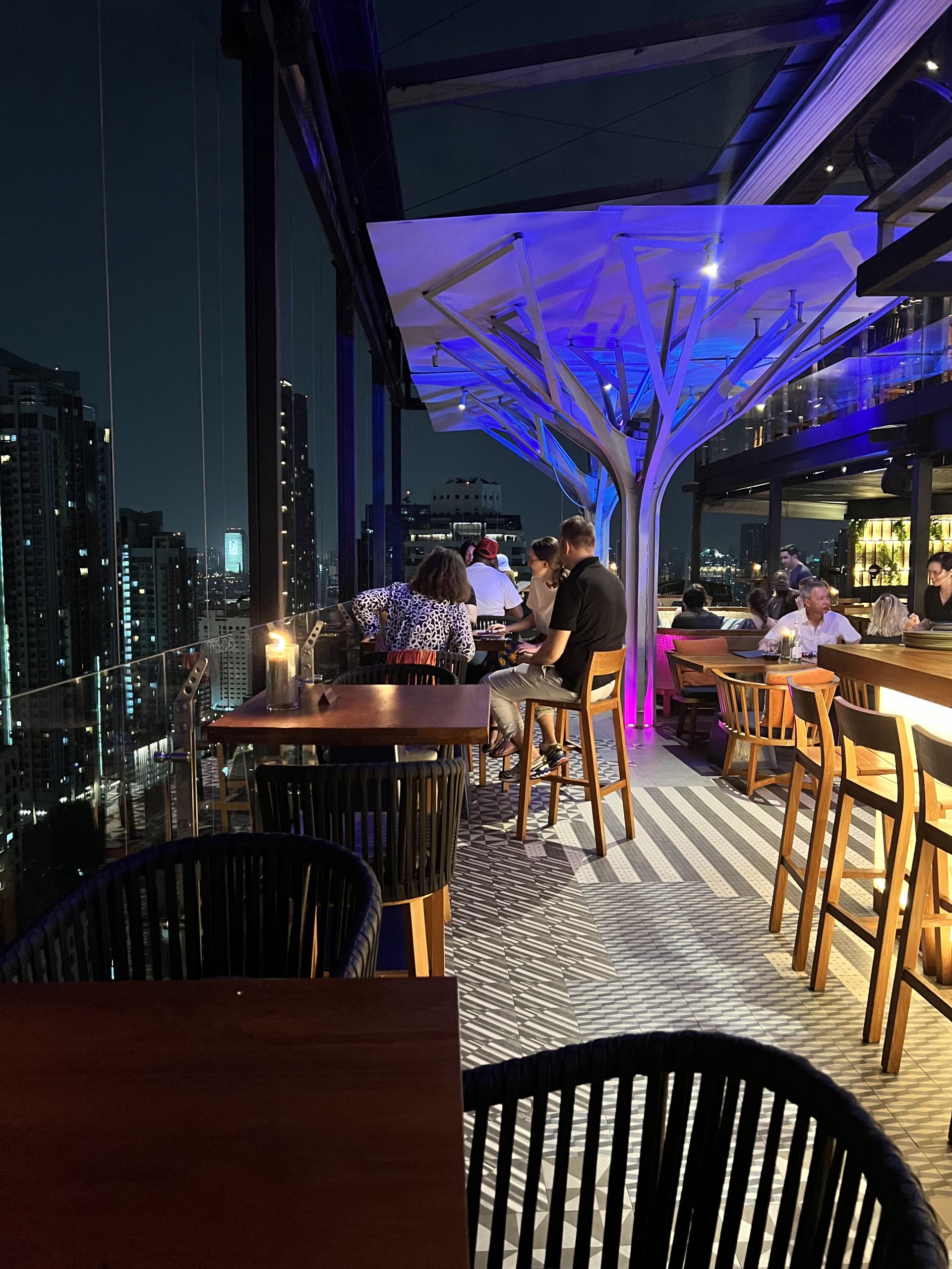 Interieur du bar above eleven dans Bangkok
