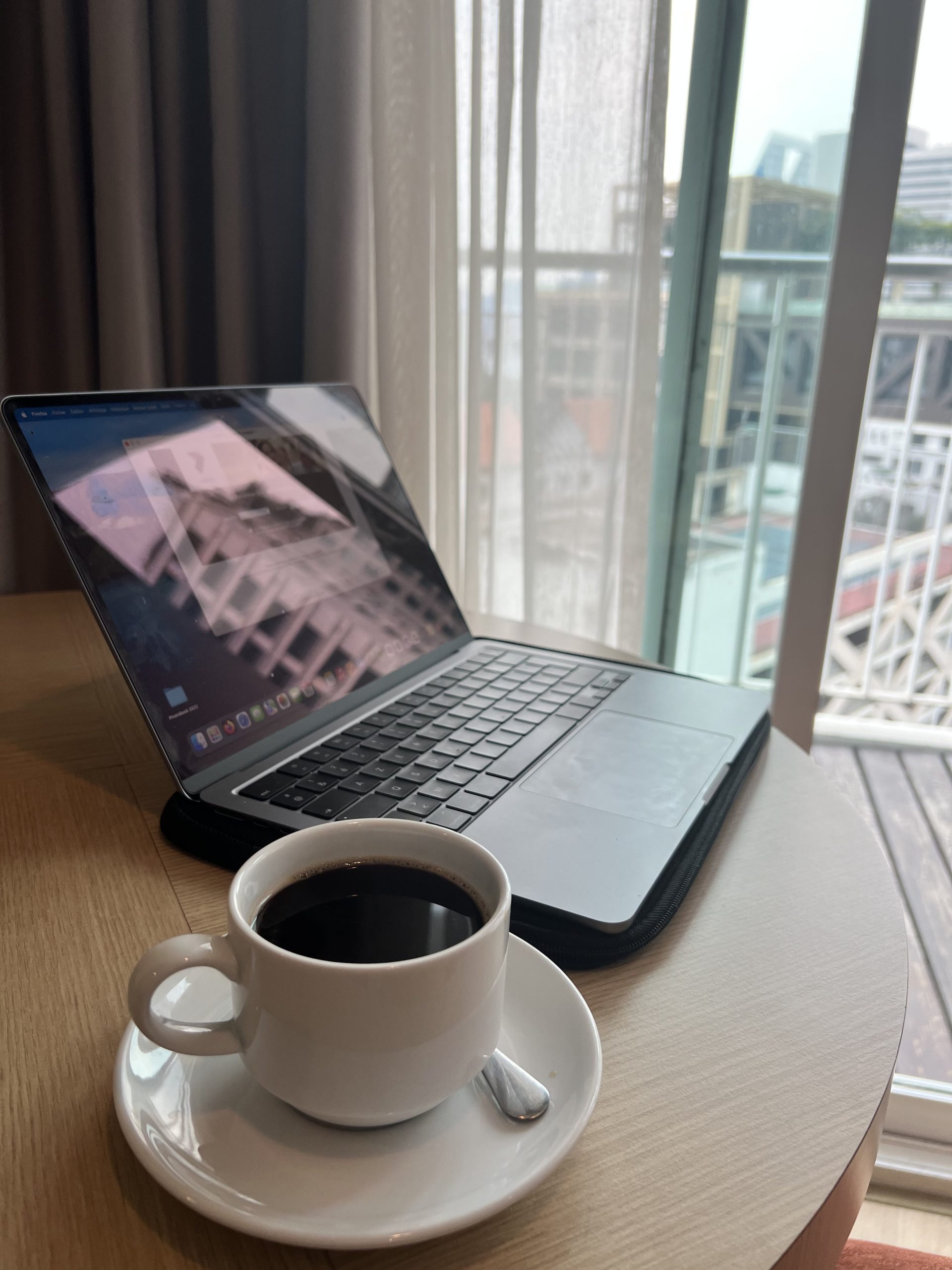 Digital nomad dans une chambre d hotel a bangkok