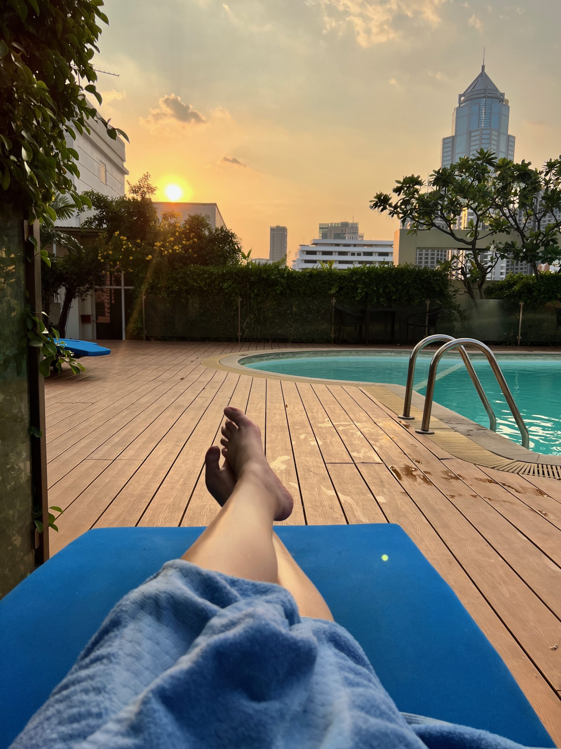 un hotel avec piscine sur le toit a bangkok