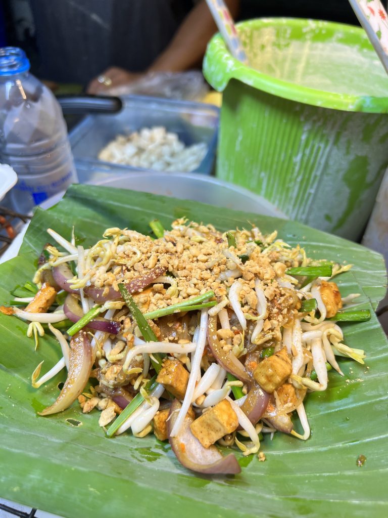 Pad thai servi dans une feuille de bananier facon street food