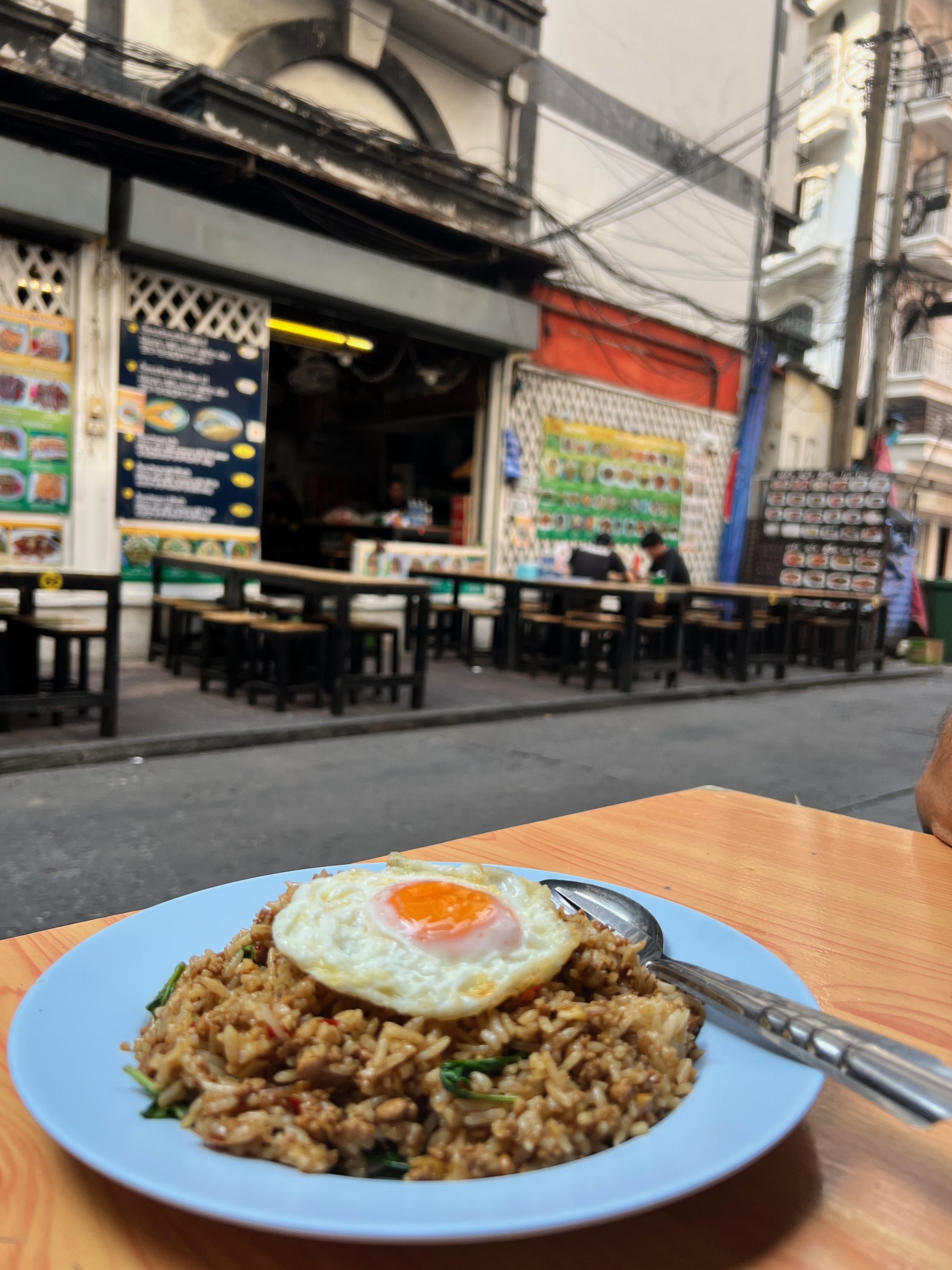 green curry fried rice servi avec un oeuf au plat