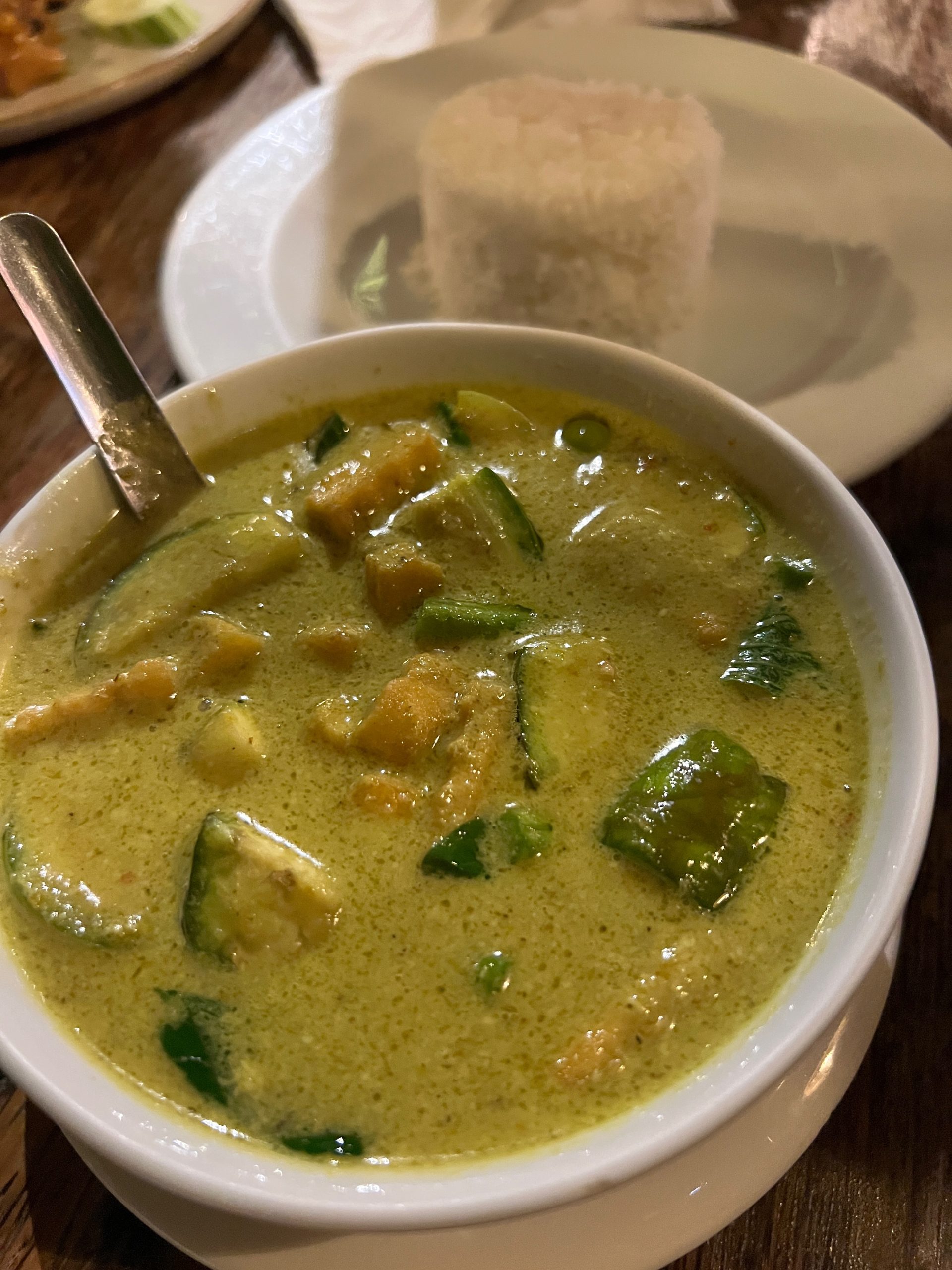 Green curry en soupe servi avec une portion de riz blanc