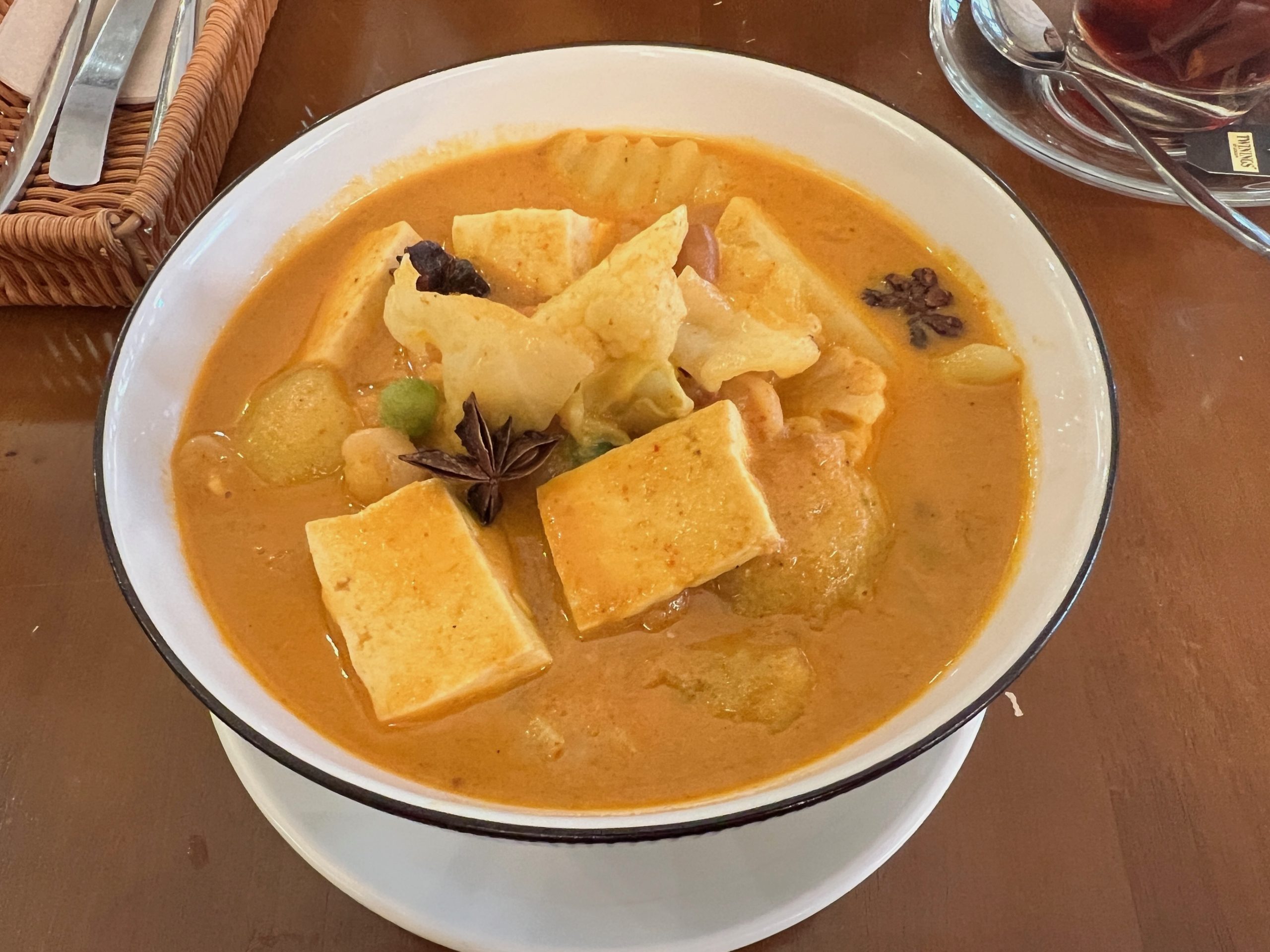 Massaman curry servi en soupe avec des morceaux de tofu