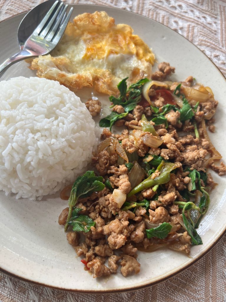 pad kra pao servi avec un oeuf frit