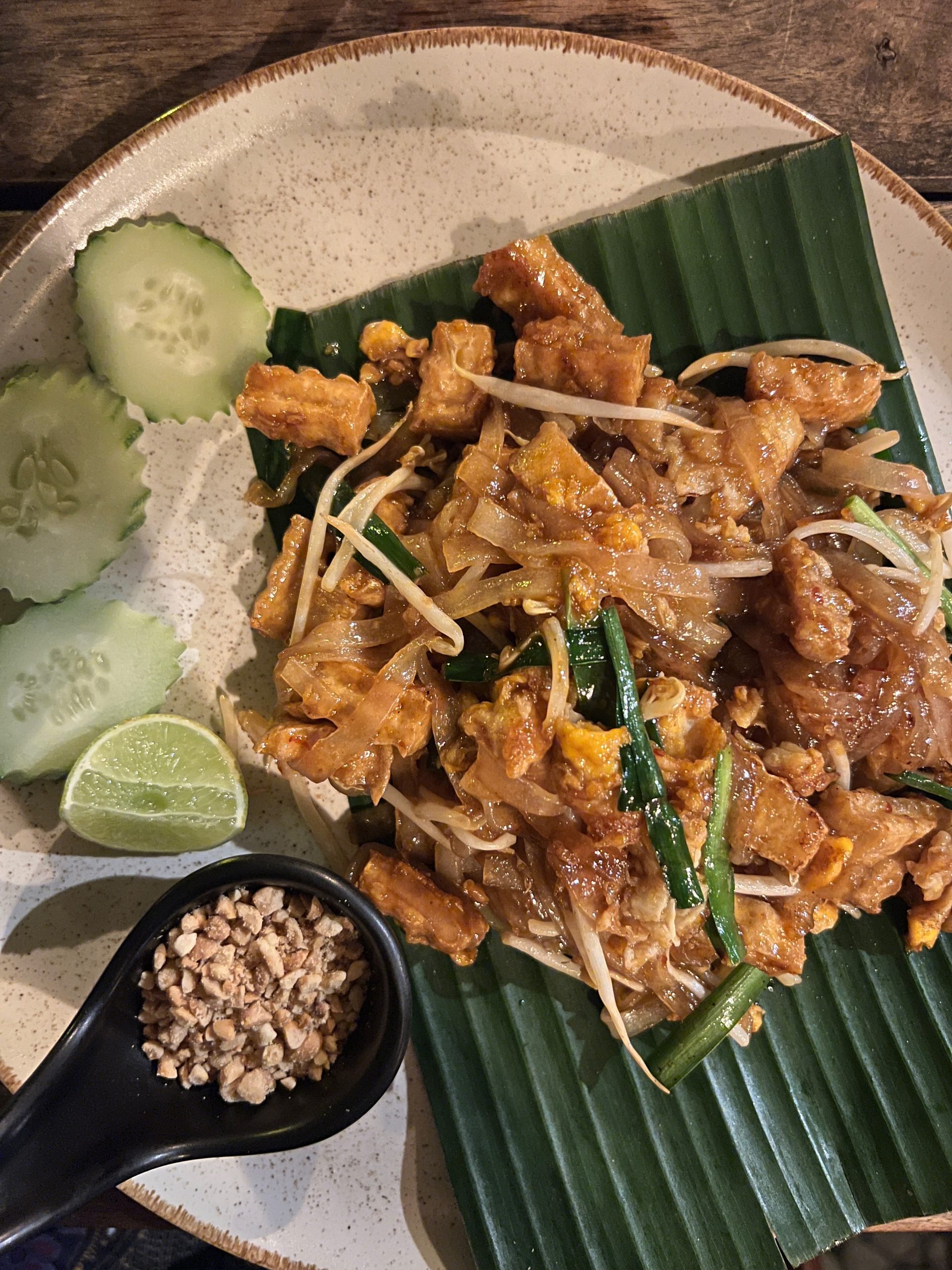 pad thai servi dans une feuille de bananier