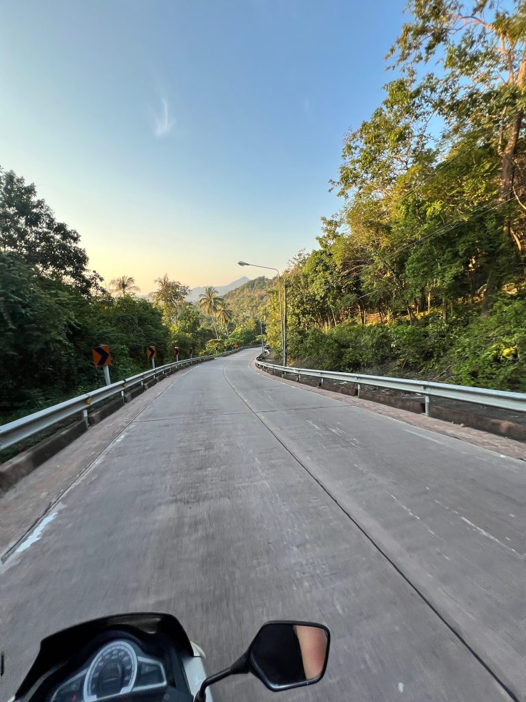 route montagneuse au soleil couchant sur ko pha ngan