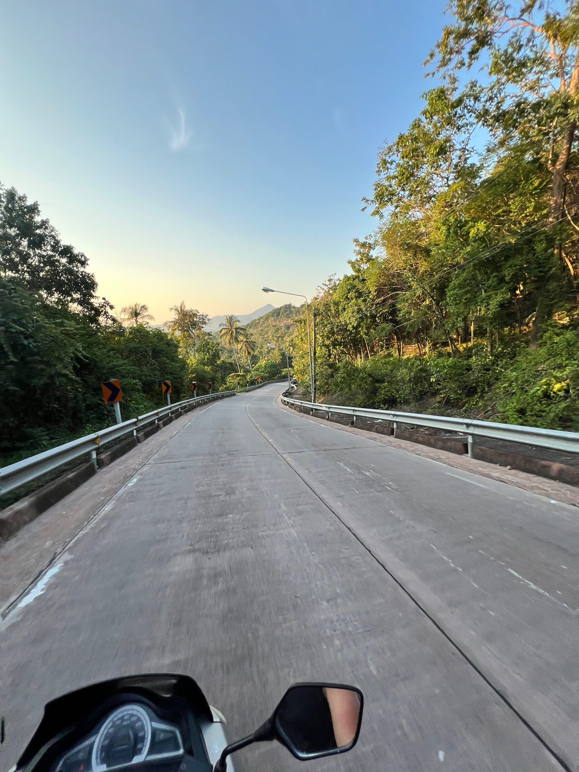 route montagneuse au soleil couchant sur ko pha ngan