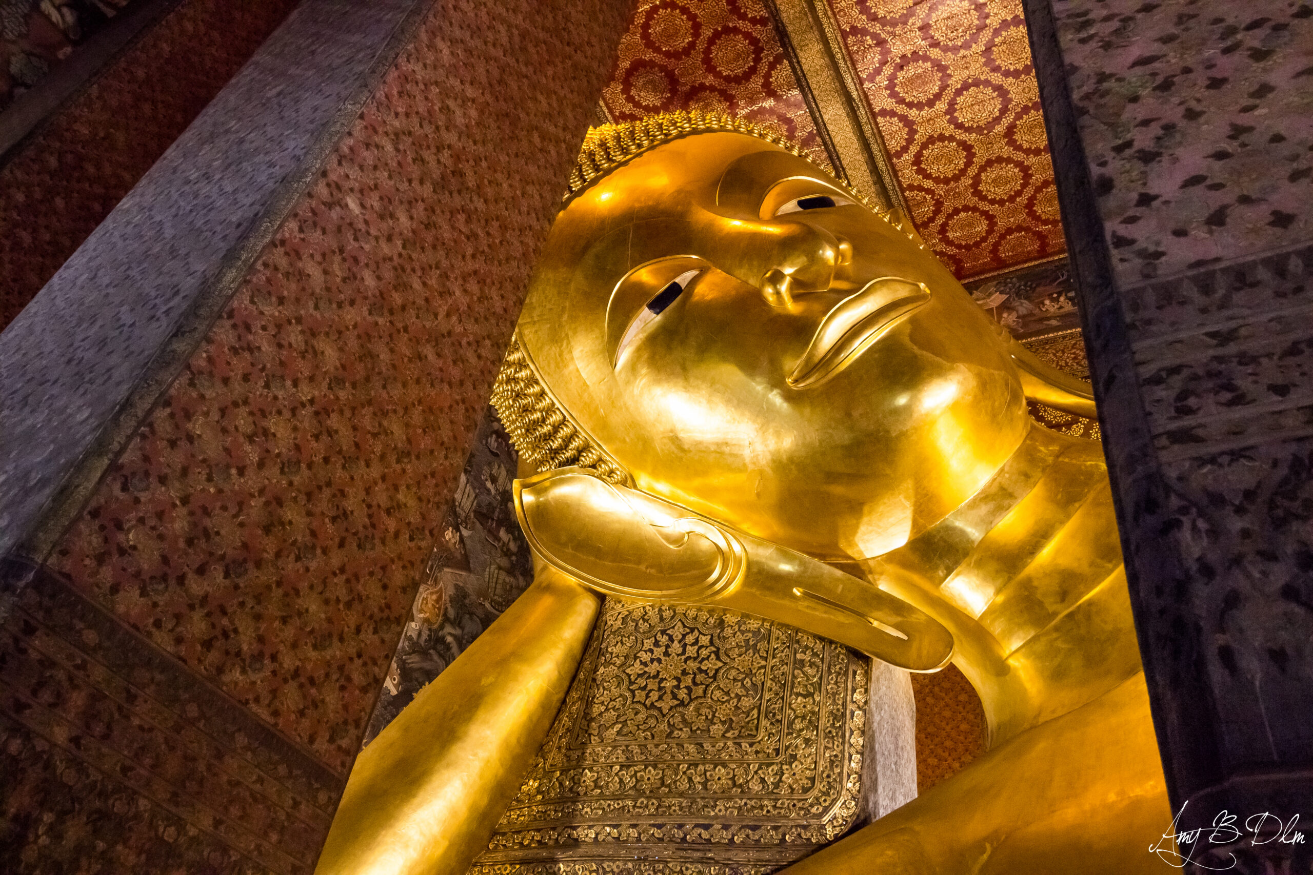 Statue du bouddha couche au temple du wat pho a Bangkok