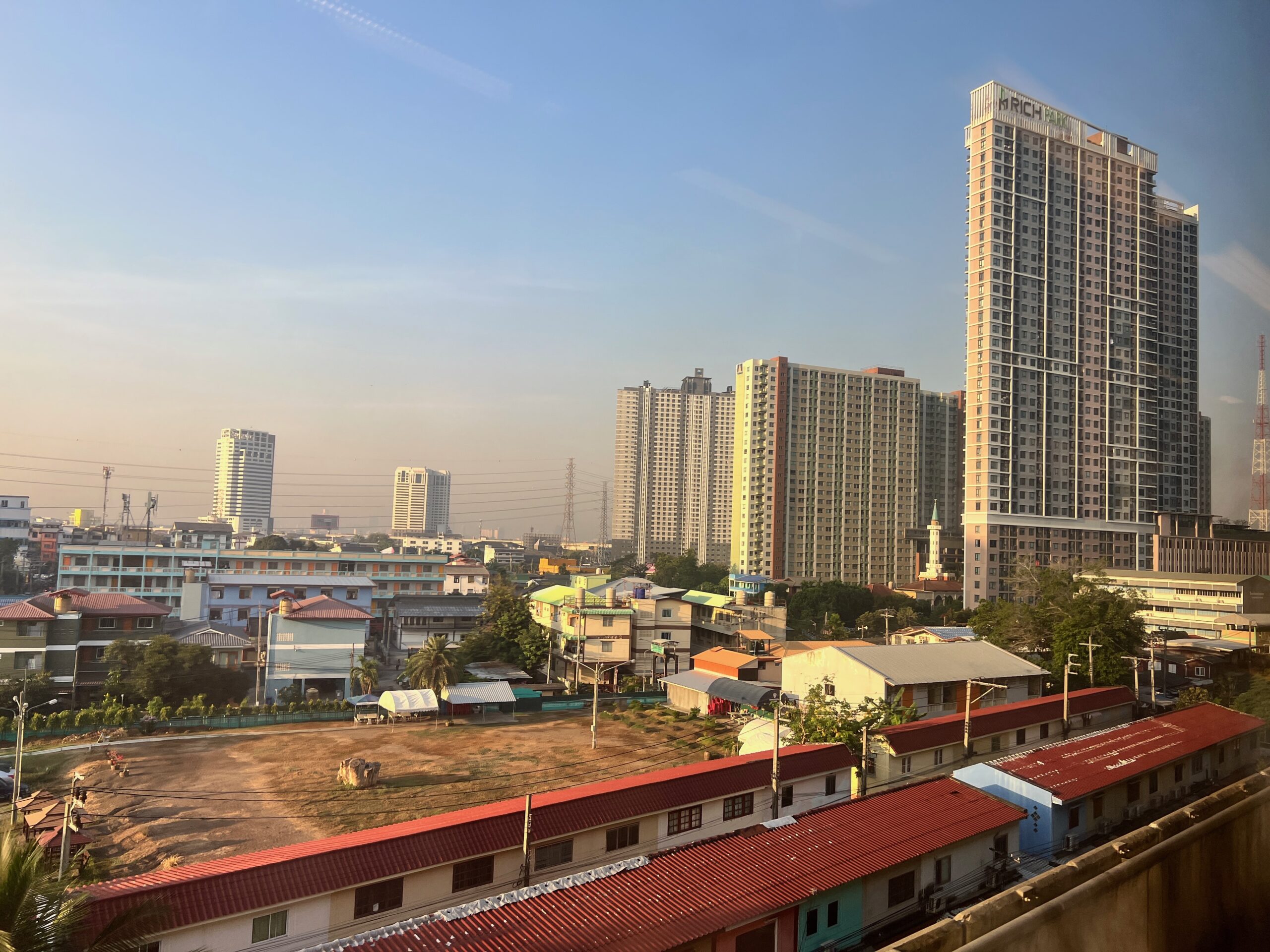Vue de Bangkok au petit matin depuis l airport rail link