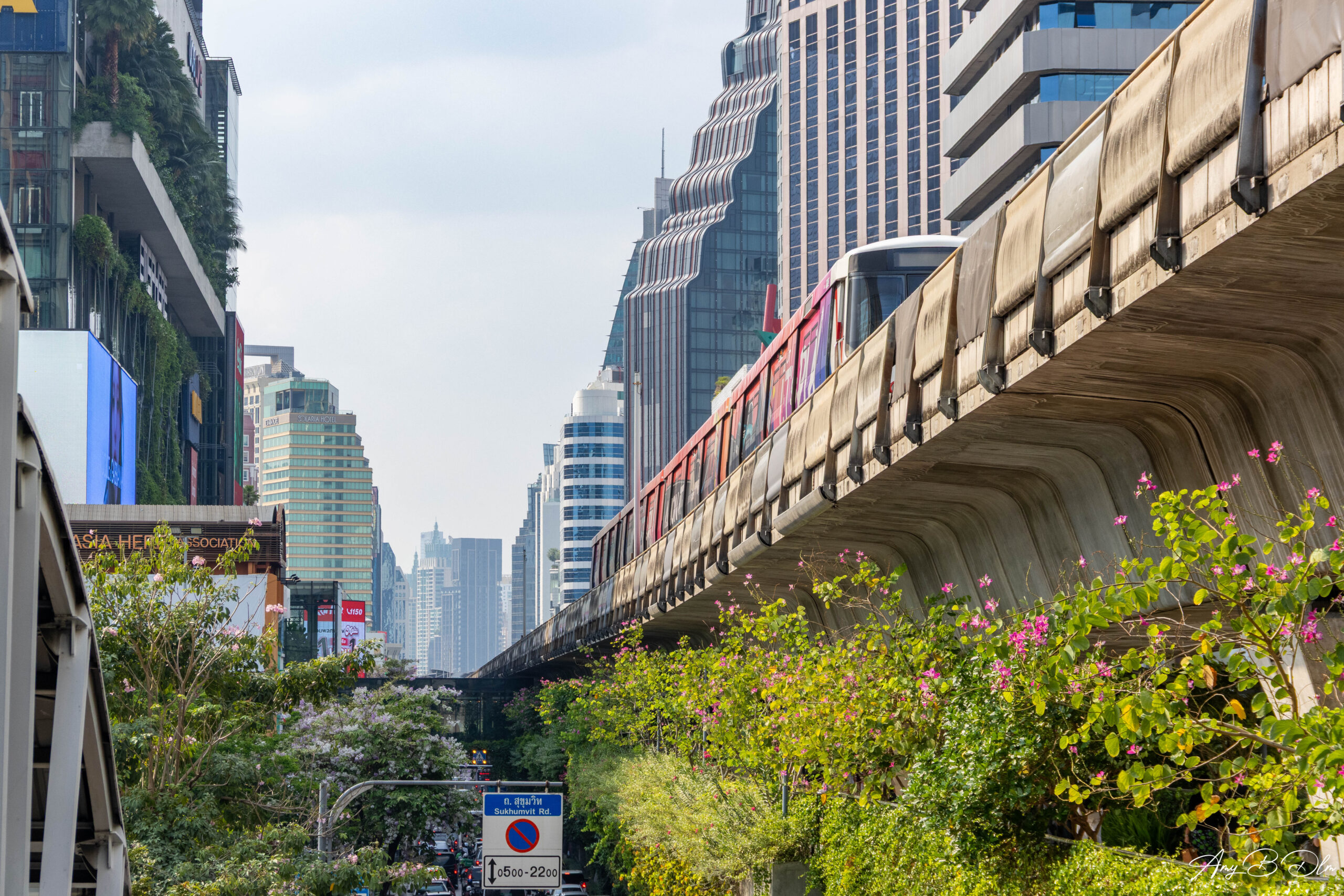 Ligne de train aerien dans le quartier moderne de sukhumvit a bangkok