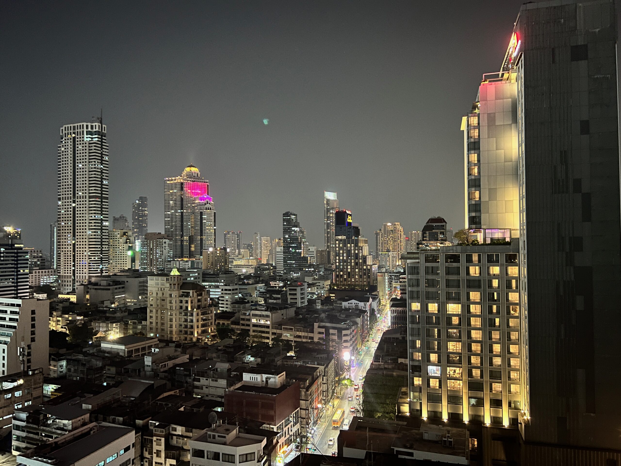 Vue de Bangkok de nuit depuis un rooftop dans silom