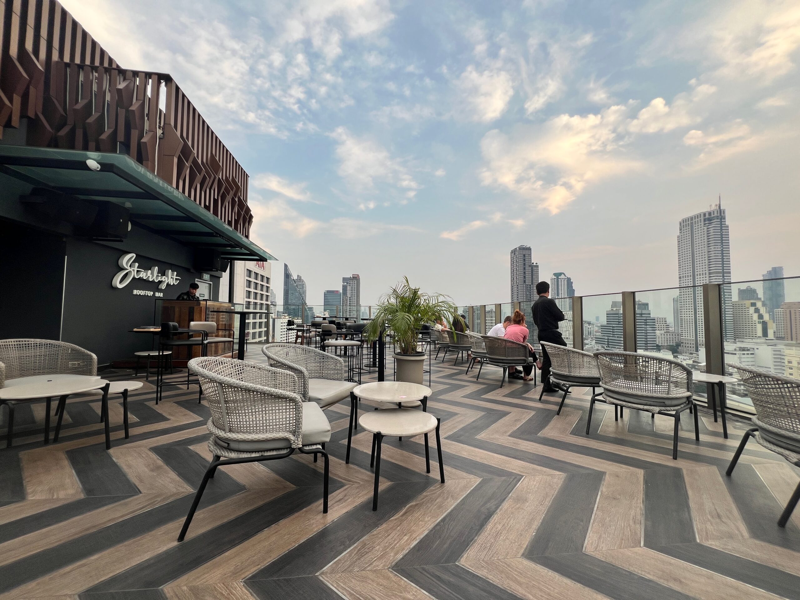 Toit terrasse en fin de journee a bangkok