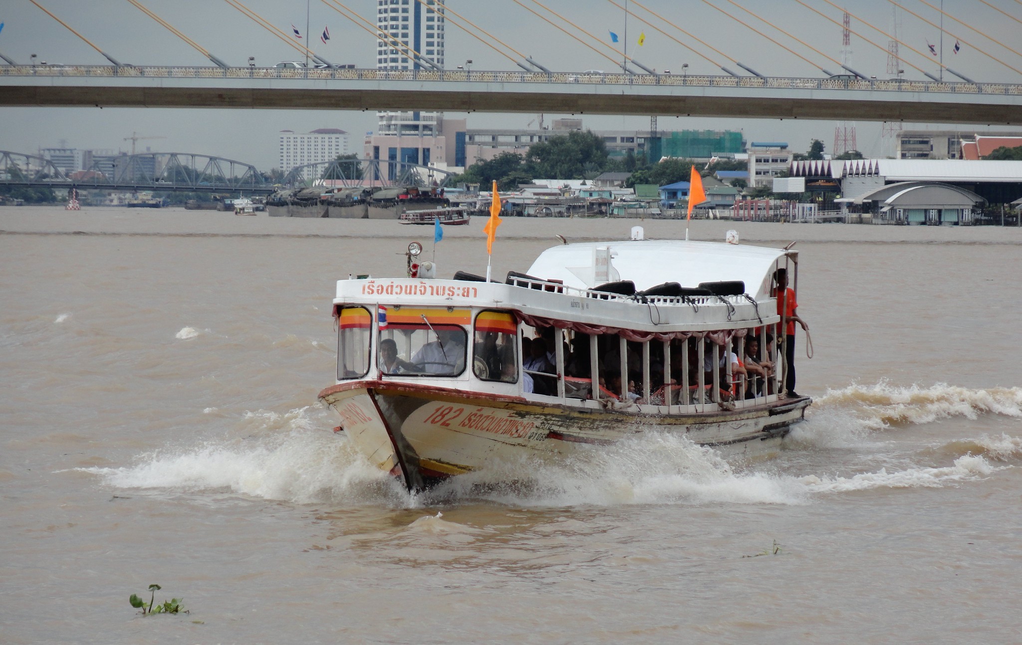 Navette fluviale a Bangkok transportant des passagers