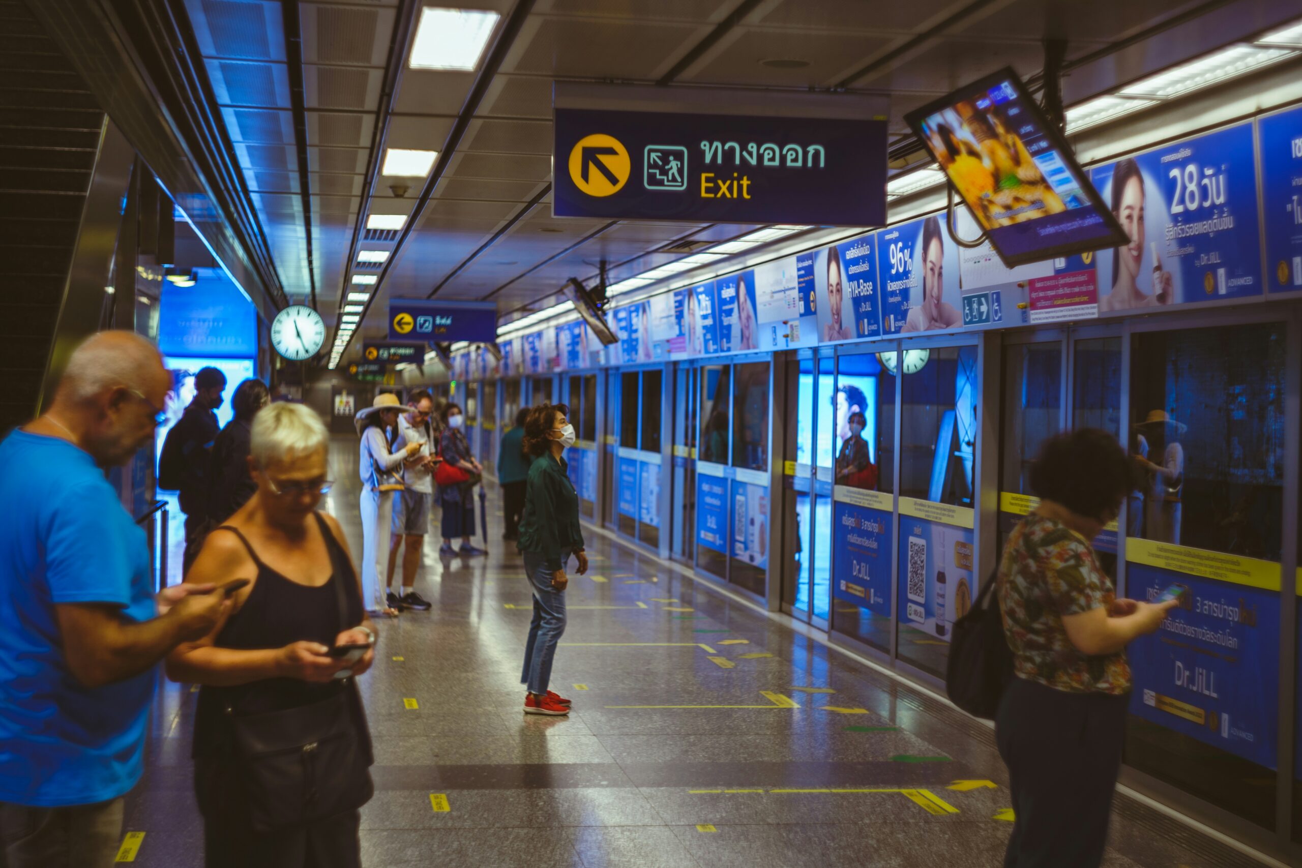 des personnes attendent la prochaine rame de metro a bangkok